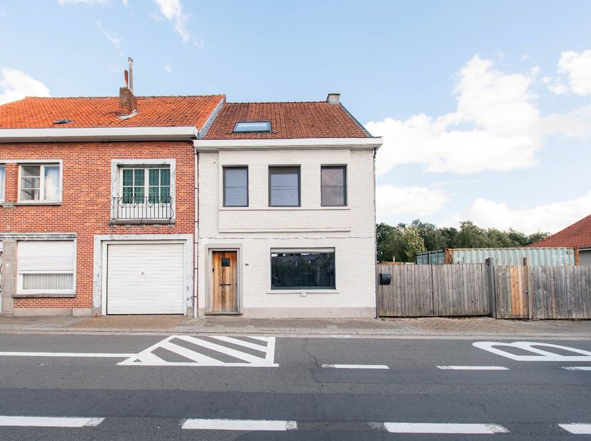Op een aangename locatie in de Aalbroekstraat 99 te Gavere bevindt zich deze ruime halfopen bebouwing, gelegen op een perceel van 521 m² met een gunst