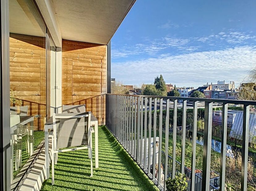 In nieuwbouw, dichtbij alle voorzieningen en gelegen op de 1ste verdieping van vier (met lift), prachtig appartement van 85m² samengesteld als volgt: