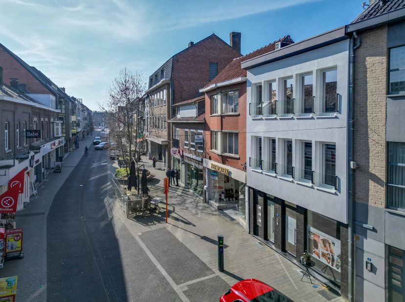 Te koop in het centrum van Lanaken (Stationsstraat 14): een volledig gerenoveerd handelspand met achterliggende woning, ideaal voor zelfstandigen of o