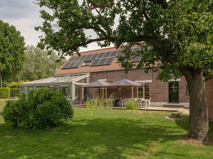 Exclusieve villa hoeve op ca. 7.000 m².<br />
Verborgen tussen de uitgestrekte weilanden van het landelijke Heindonk bevindt zich een uitzonderlijk ei