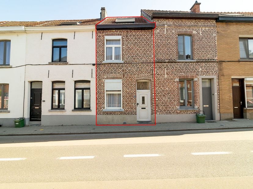 GUNSTIG GELEGEN WONING<br />
<br />
Deze verzorgde woning geniet van een uitstekende bereikbaarheid en is gelegen in de onmiddellijke nabijheid van al
