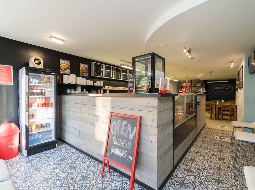 Cet espace commercial avec exploitation horeca est situé au centre, à deux pas du centre de Geel. L'espace commercial est actuellement aménagé en frit