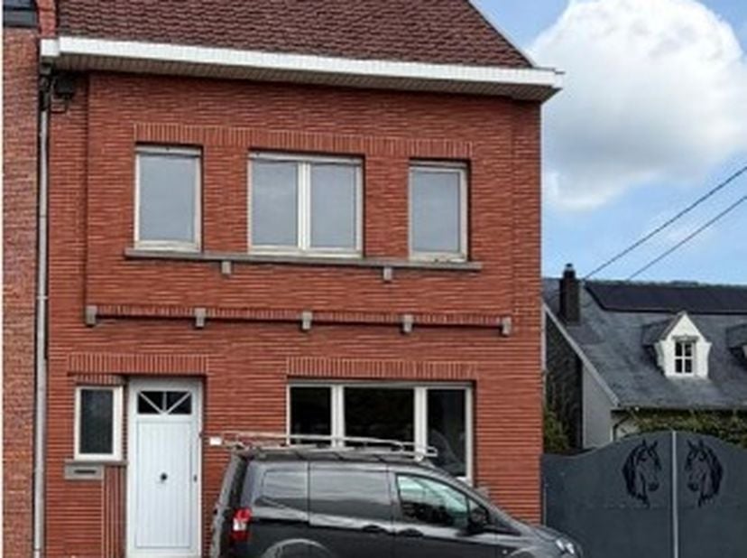 LOT 1: HERENHUIS MET LOODS -<br />
Instapklare, gerenoveerde herenwoning (voormalige hoeve/boerderij) met achtergelegen loods/paardenboxen.<br />
Acht