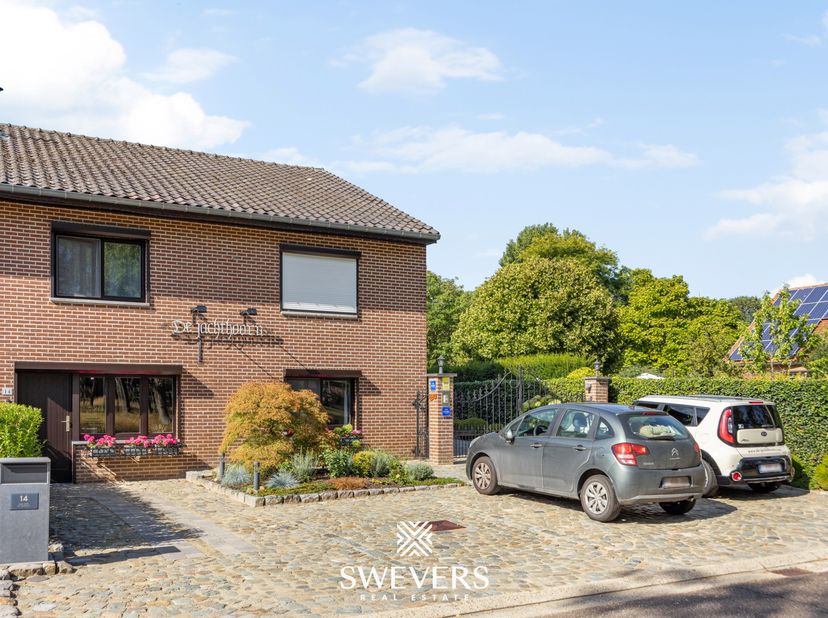 Voor meer info en foto’s, surf naar www.swevers.be – Aan Parklaan 14 in Diepenbeek ontdek je een verrassend ruime halfopen bebouwing met tal van mogel