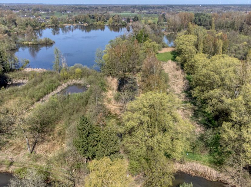 Aansluitend op de prachtige plas Zelgaas te Geel vinden we deze unieke eigendom terug. Rust in overvloed dankzij de afgelegen ligging in een uiterst g