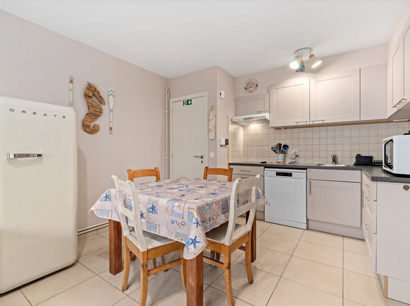 Appartement meublé de plain-pied avec 2 chambres et 2 emplacements de parking, situé au calme dans un quartier résidentiel du Groendyk à Oostduinkerke
