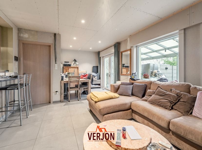 Deze woning bevindt zich op een perceel van 221m2 in een rustige wijk in Izegem, dichtbij warenhuizen, scholen, bakkers, slagers en het centrum van Iz