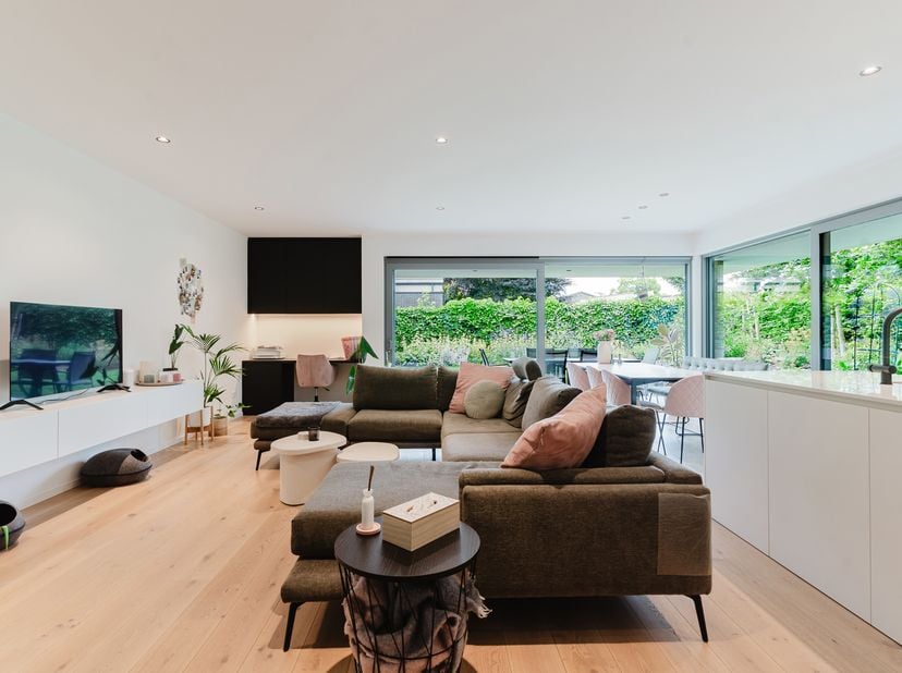 LIGGING<br />
Gelegen in een aangename, doodlopende en residentiële straat in Destelbergen, biedt dit appartement een uitstekende combinatie van rust,