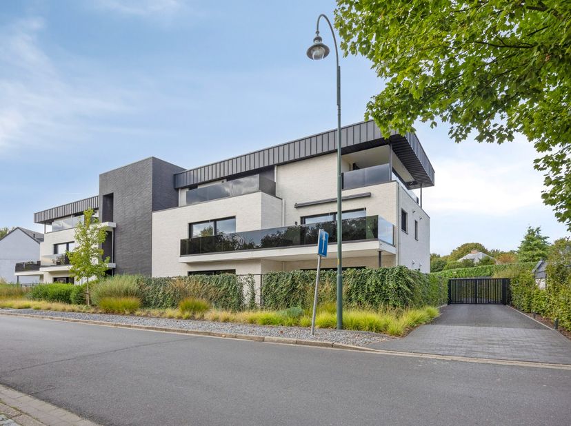 Deze ruime ondergrondse autostaanplaats voor mindervaliden (4,13 x 5,15 m) bevindt zich in een prachtige residentie in het hart van Balen. Het volledi