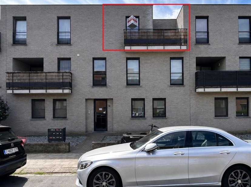 Ruim appartement met 2 slaapkamers, balkon en garagebox<br />
Ligging:<br />
Het appartement is centraal gelegen in Turnhout, nabij winkels, scholen