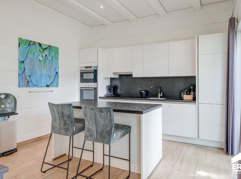 Moderne opbrengsteigendom in een bosrijk vakantiepark in Zutendaal.Deze vakantiewoning uit 2016 combineert een rustige ligging in het groen met een in