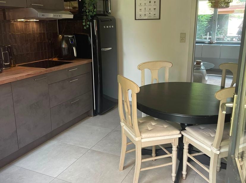 Kleine één- slaapkamer- woning in groene omgeving op vijf minuten van het centrum. (exclusief meubilair).<br />
Geschikt voor singles of starters.<br