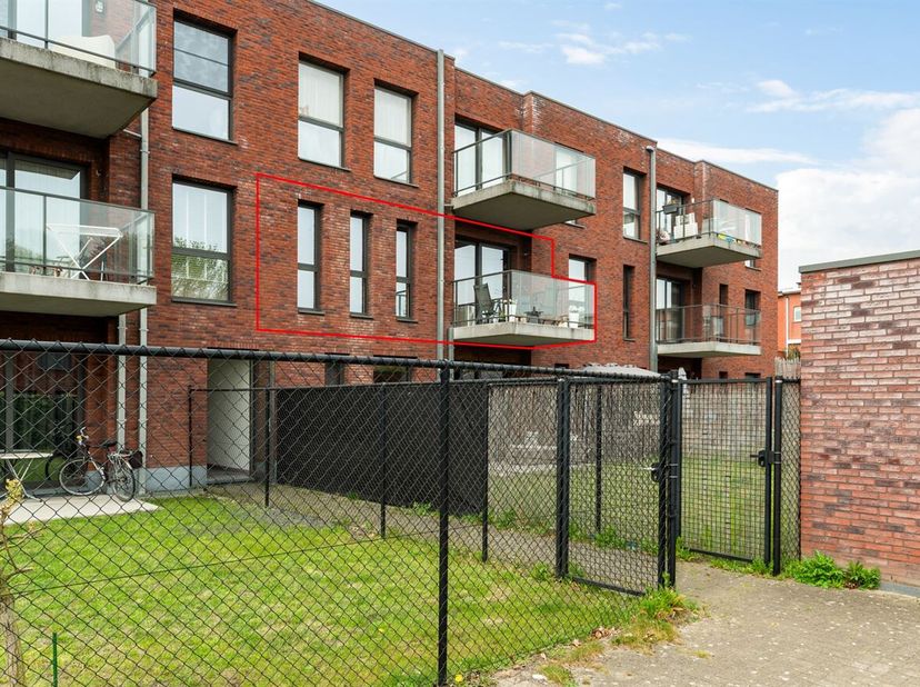 Appartement met één slaapkamer, terras en autostaanplaats te koop!<br />
Ligging: Dit recente appartement bevindt zich in de Hollebeekstraat in Hoboke