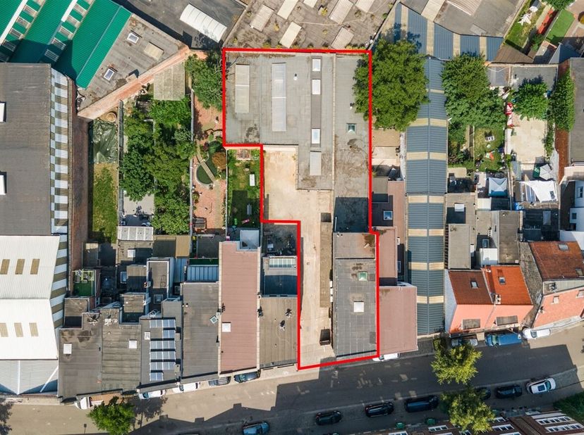 Ruime opbrengsteigendom met kantoren/woonst, magazijnen en mezzanine in het hartje van Merksem!<br />
Deze opbrengsteigendom biedt een unieke combinat