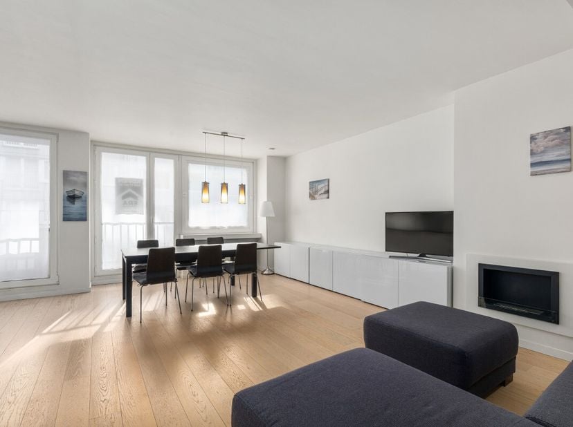 Te koop: ruim appartement in het centrum van Oostende op wandelafstand van de zeedijk, het centrum en openbaar vervoer. Dit appartement biedt een comf