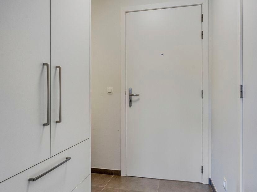 RECENT, RUIM (105M2) EN INSTAPKLAAR APPARTEMENT MET 2 SLAAPKAMERS, BERGING EN AUTOSTANDPLAATS TE EKKELGARDEN (HASSELT)<br />
Bent u op zoek naar een m