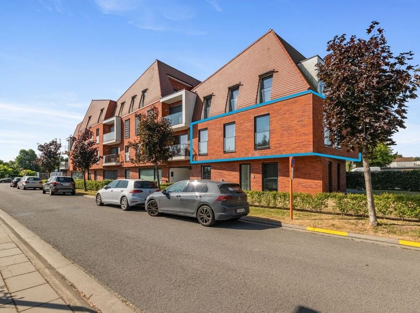 Bent u op zoek naar een ruim, instapklaar appartement op een uitstekende ligging? Dan is dit recente hoekappartement op de eerste verdieping, gebouwd