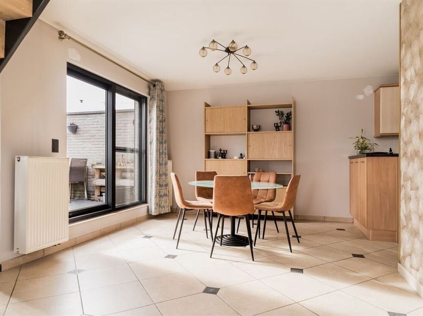 Uitzonderlijk ruim dakappartement met 5 slaapkamers, overvloedige lichtinval en 2 zuidgerichte terrassen.<br />
Op de derde verdieping van een kleinsc