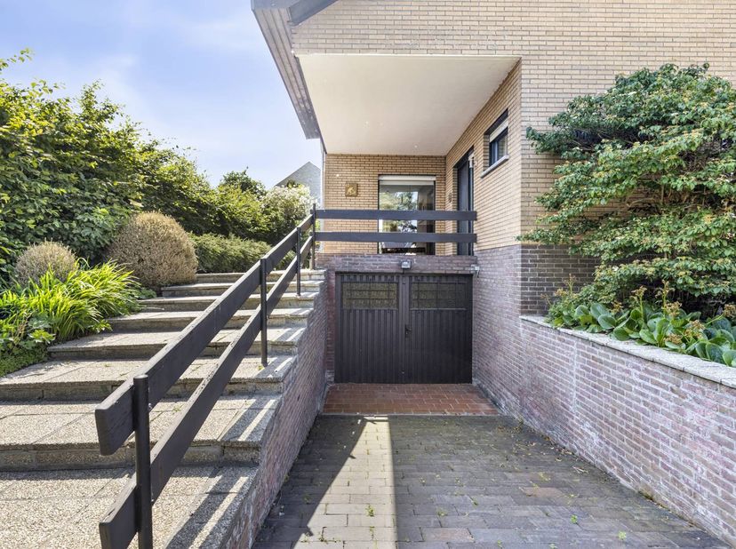 Ben je op zoek naar een thuis met karakter, zeeën van ruimte en een enorm potentieel? Dan is deze unieke woning precies wat je zoekt. Deze op te friss
