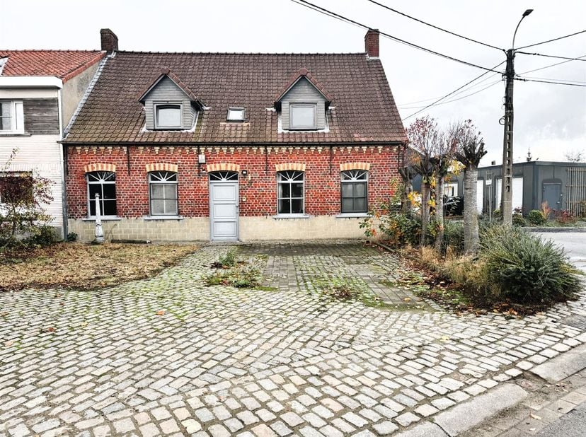 Ontdek deze landelijk gelegen woning zonder renovatieplicht, waar rust, ruimte en comfort hand in hand gaan.<br />
Gelegen in een rustige omgeving met