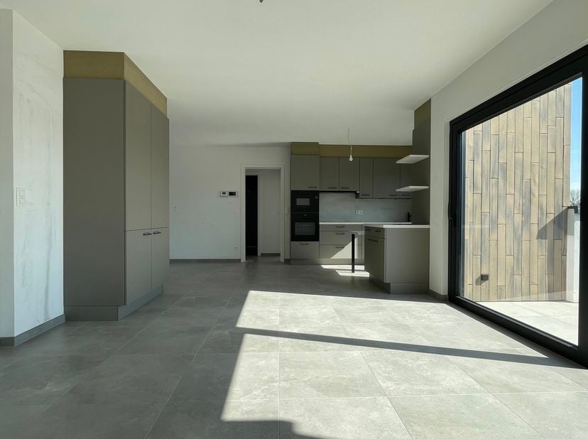 Energiezuinig nieuwbouwappartement met zuidgericht terras en ondergrondse garagebox met 2 staanplaatsen inbegrepen in de prijs.<br />
Indeling<br />
V