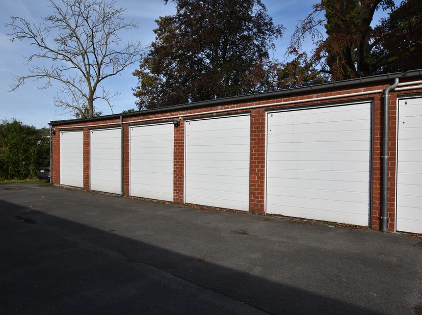 Garage à louer à Baron Ruzettelaan 40 boîte B,
                    8310 Assebroek