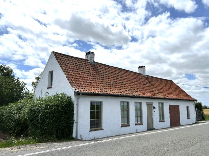 omvattende een gezellige living, volledig ingerichte moderne open keuken, mooie veranda, volledig ingerichte moderne badkamer (op het gelijkvloers), 3