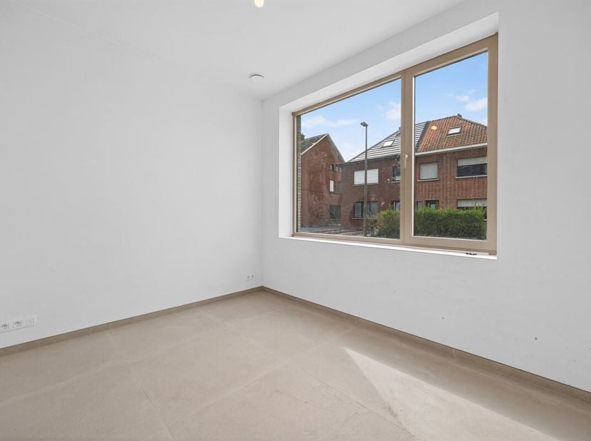 U parkeert op de ruime autostaanplaats van deze nieuwbouwwoning (verkoop onder btw-stelsel, 21% btw van toepassing) en hebt vervolgens de keuze tussen