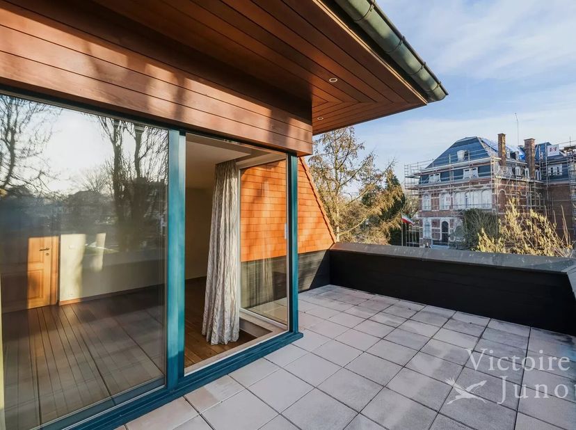 Op de 3e verdieping:<br />
-Entreehal in natuurbeige steen, garderobe en gastentoilet met fonteintje.<br />
-Mooie ontvangstruimten van ca. 75 m² best