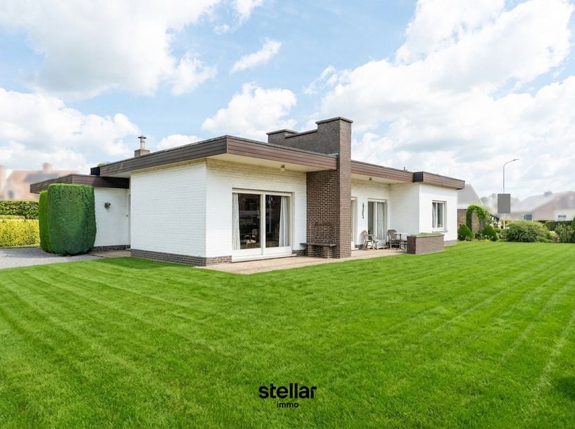 Op een rustige locatie, nabij het centrum van Eke, bevindt zich deze bungalow met veel potentieel op een mooi perceel van ca. 1.075 m². De woning comb