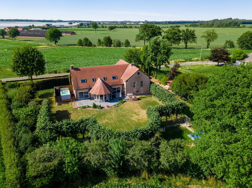 Landelijk gelegen split level villa op mooi perceel van 2820 m²<br />
<br />
We betreden de woning via een centrale inkomhal met gastentoilet die do