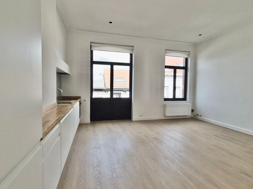 Tussen de Zavel en het Egmontpark, dit charmant appartement van 56m² (volgens EPB) voor, gelegen op de 2de verdieping van een gebouw zonder lift, Rue