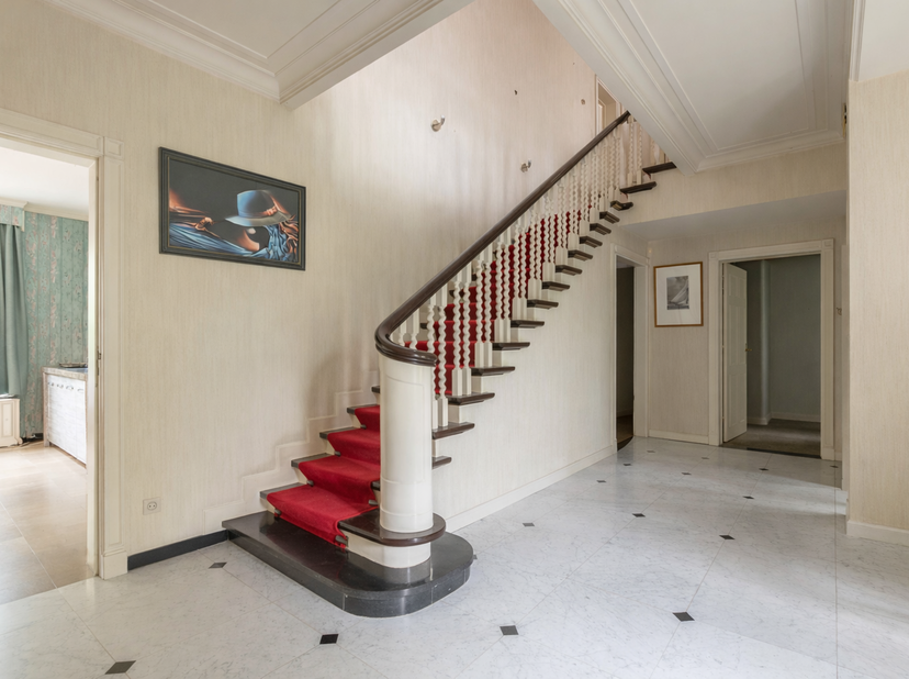 LIGGING<br />
De Louis Leynstraat is een rustige, residentiële straat in Roeselare, geliefd om haar vlotte bereikbaarheid, nabijheid van winkels, scho