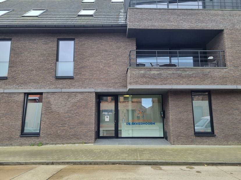Situé dans une rue latérale du centre animé de Zedelgem, ce magnifique bien commercial brille de mille feux. La propriété offre la possibilité d'être