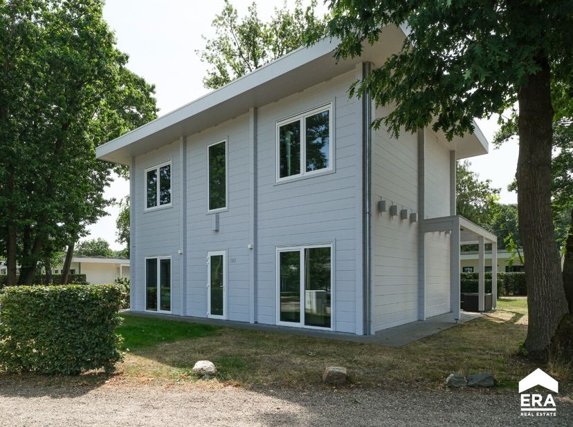 Moderne opbrengsteigendom in een bosrijk vakantiepark in Zutendaal.Deze vakantiewoning uit 2016 combineert een rustige ligging in het groen met een in