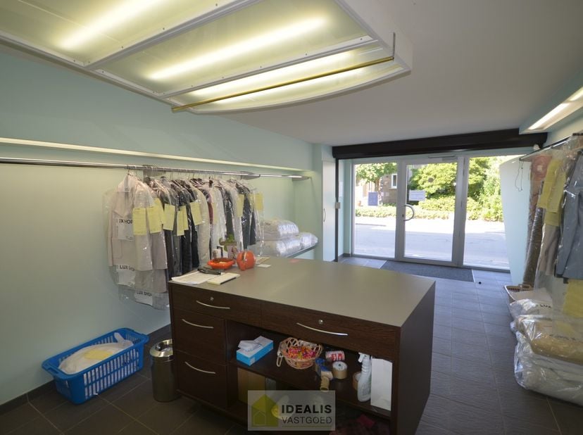 IDEALIS VASTGOED - Handelspand van +-185m² op een gunstige commerciële locatie, de Peltanusstraat te Pelt (Overpelt) met ruim voldoende parkeergelegen