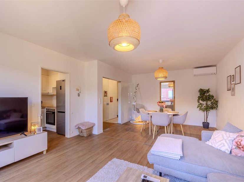 Gerenoveerd 2 slpk appartement<br />
Het appartementsgebouw dateert uit 1995 en het appartement is volledig gemoderniseerd en voldoet aan de hedendaag