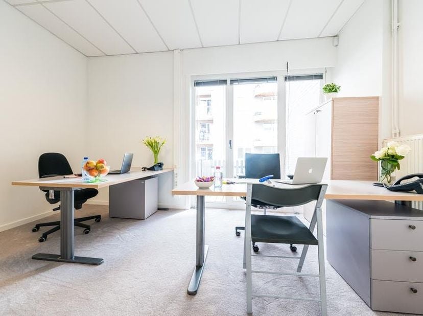 Dit gerenoveerde kantoorgebouw biedt een moderne loftlook met alle hedendaagse voorzieningen. Gelegen vlak bij het Zuid- en Muinkpark én langs de opri