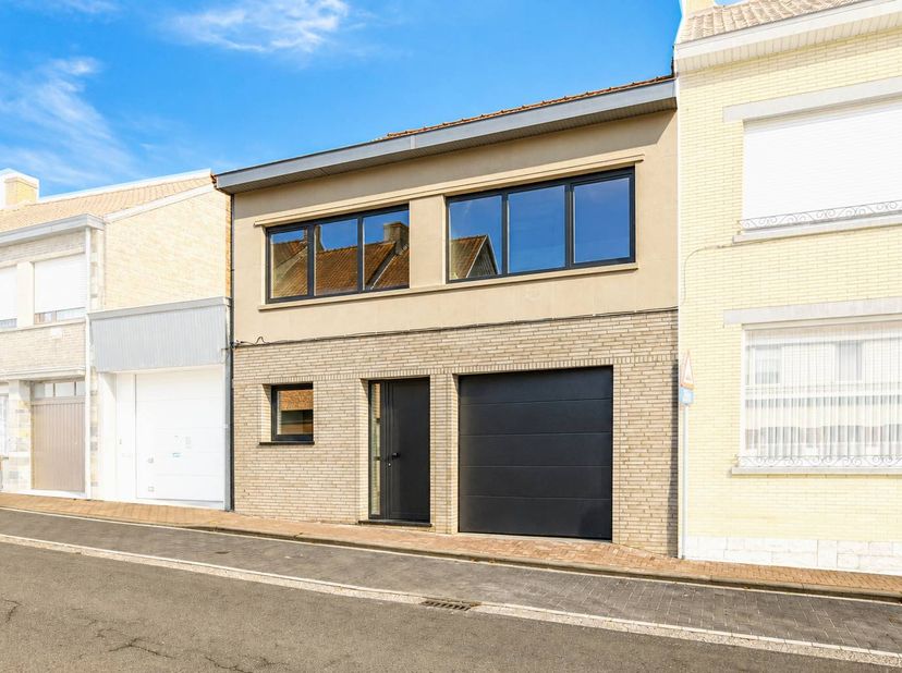 Dit prachtig vernieuwd huis te koop in de Pottestraat 43 te Poperinge werd van kop tot teen gestript, het is in feite een nieuwbouwwoning in een besta