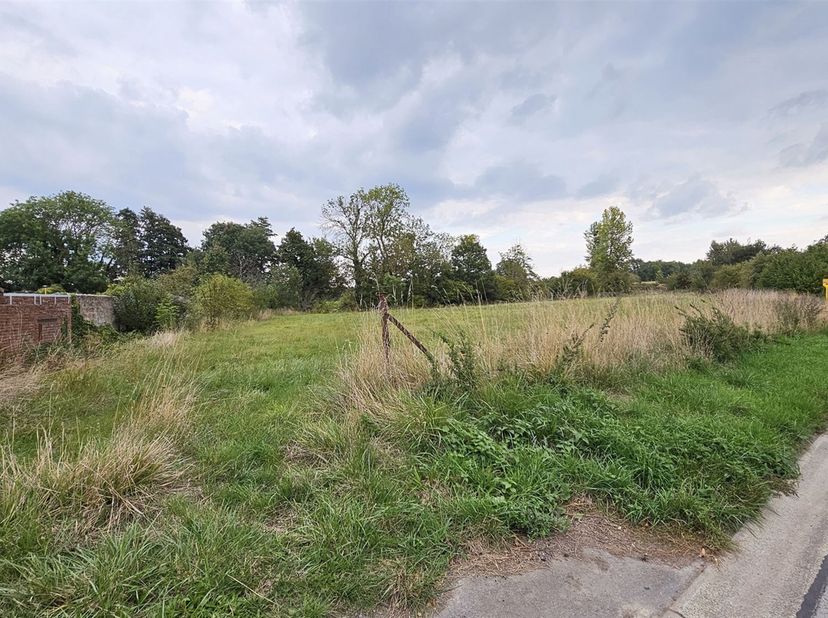 Terrain à bâtir de 53 ares 34 ca, proposant 70 mètres de façade.<br />
<br />
Situé en zone d'habitat à caractère rural, petite bute à partir de la