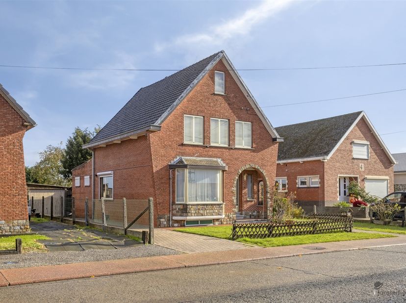 Ontdek deze ruime open bebouwing op een perceel van 8a18ca, gelegen in een rustige straat met een onverhinderd uitzicht op de velden achteraan. Deze w