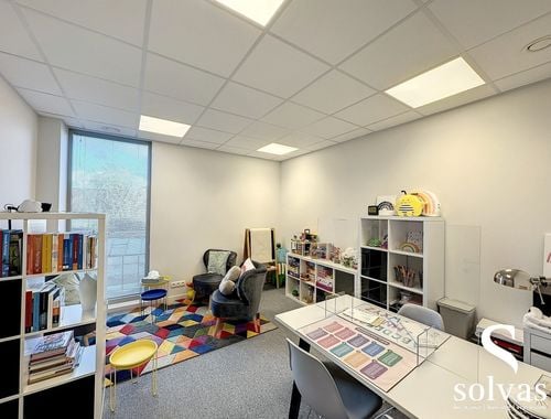                                         Bureaux à louer à Zomergem, € 425
