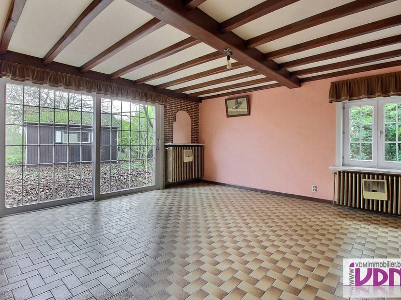 Charmante maison individuelle située dans un cadre bucolique se composant, au rez-de-chaussée, d'un hall d'entrée, d'un living, d'une salle à manger,