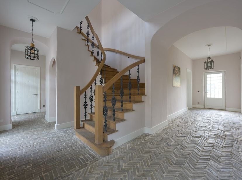 Deze unieke kasteelvilla bevindt zich op een privédomein van 2,7 hectare en heeft een scala aan indrukwekkende eigenschappen te bieden. De lange oprij