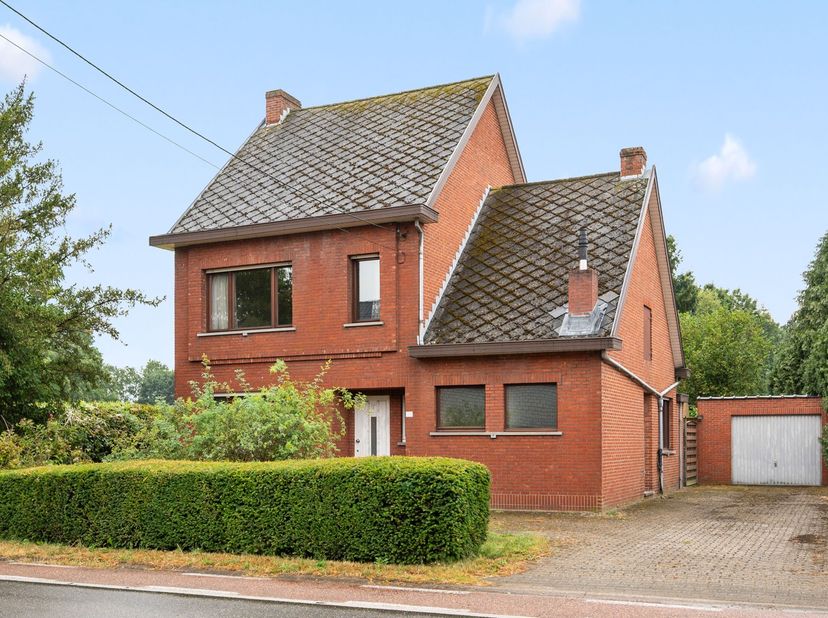 Bent u op zoek naar een ruime woning die u volledig naar uw eigen smaak kan renoveren? Dan biedt deze degelijke vrijstaande woning een unieke kans. Ge