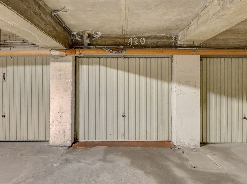 Deze garagebox staat te koop in de Heistraat pal in het centrum van Wilrijk. De garagebox is gelegen onder het winkelcentrum van de Bist en de Kern. <