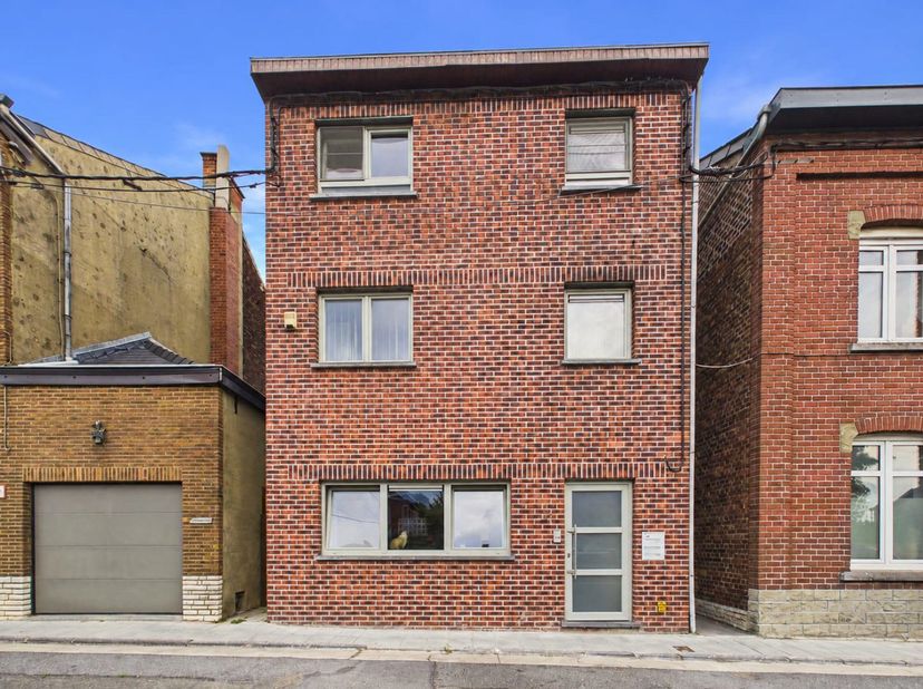 Charmant appartement au rez-de-chaussée avec 2 chambres, terrasse et jardin ! <br />
Idéalement situé en plein cœur de Courcelles, à proximité immédia