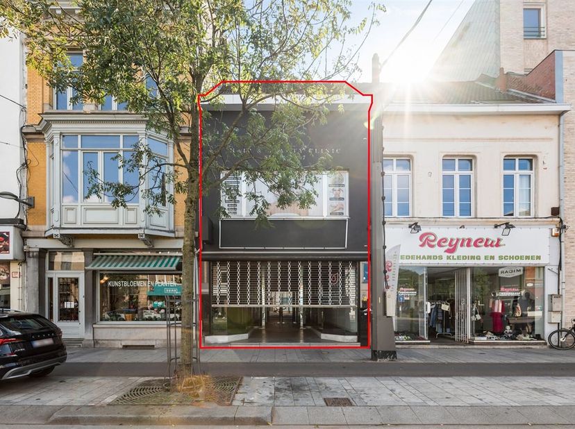 Handelshuis met magazijn op toplocatie te Merksem!<br />
Ligging: Deze handelswoning is zéér centraal en gunstig gelegen in hartje Merksem. Verschille