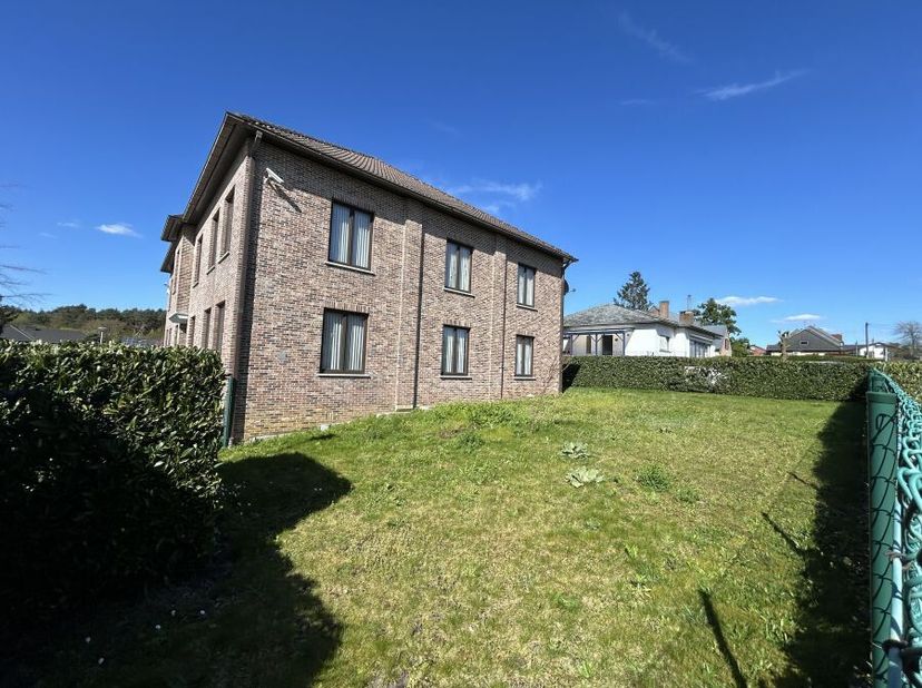 In het hart van Aarschot maakt dit kantoorgebouw een veelzijdige en functionele bedrijfsvoering voor je onderneming mogelijk. Het pand biedt 1.060 m²