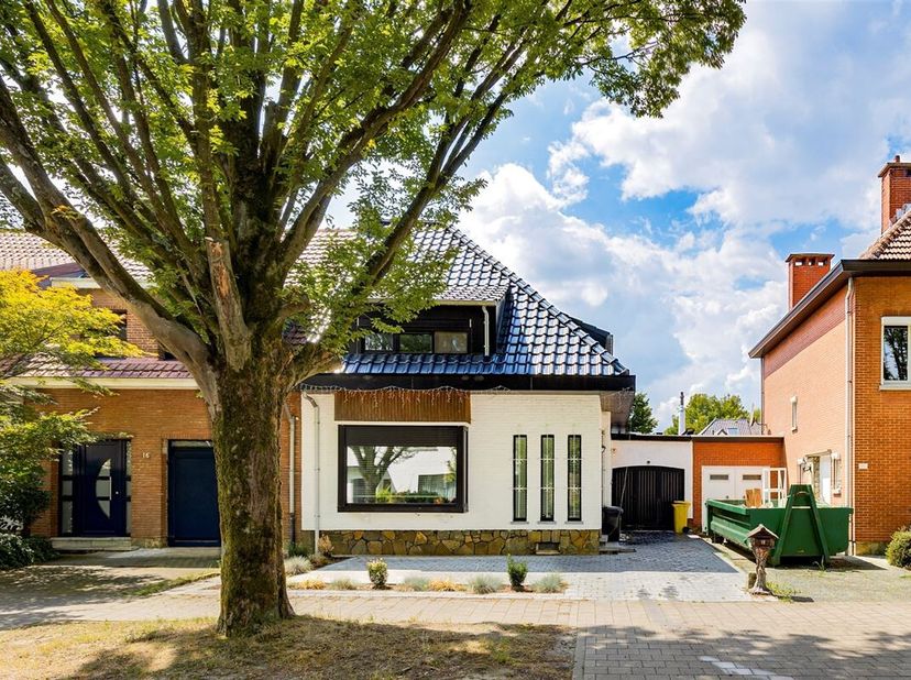 Edegem - lumineuse maison familiale mitoyenne avec chambres à coucher, entrée, garage, jardin et 2/3 chambres à coucher, située dans le quartier résid